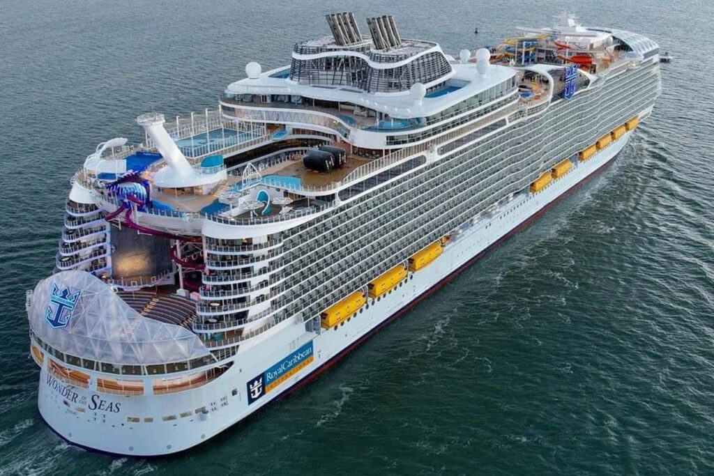 The largest cruise ship in the world arrives in Puerto Plata